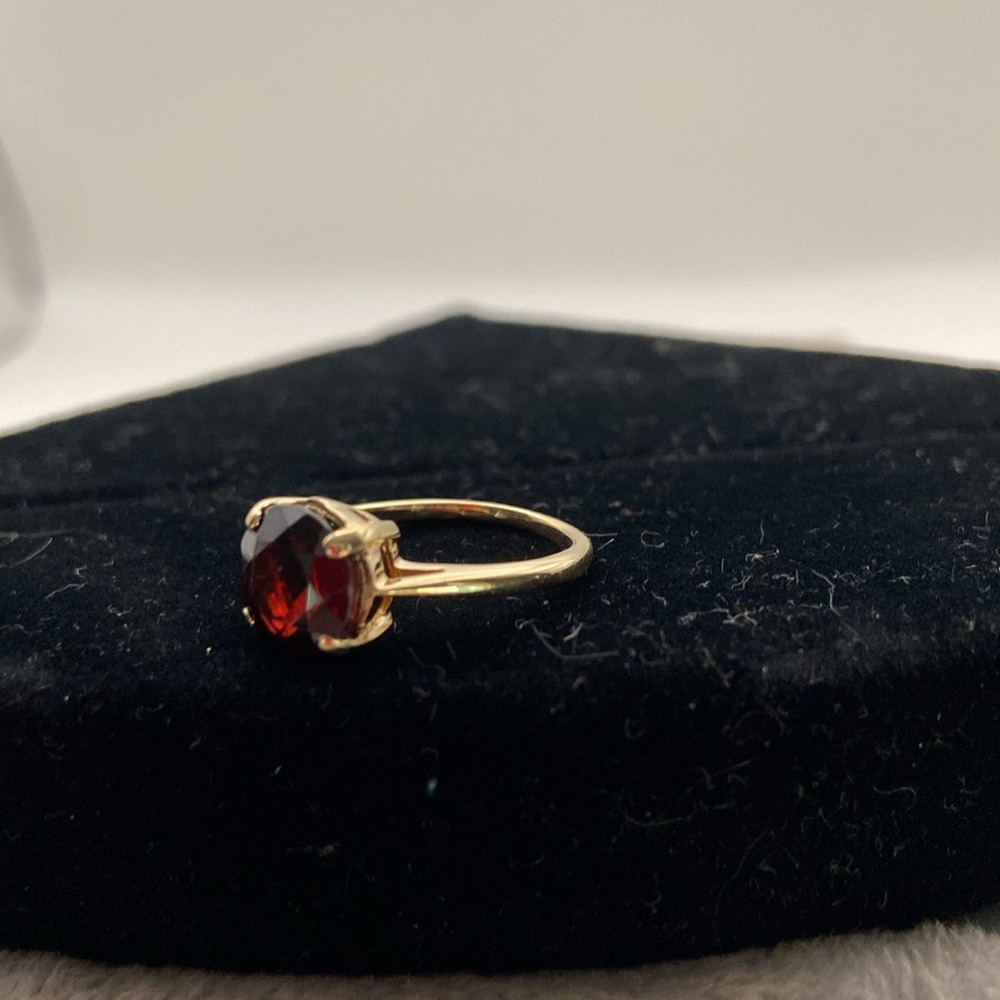 beautiful deep red garnet ring, round stone 14 k band marked and tests 14k